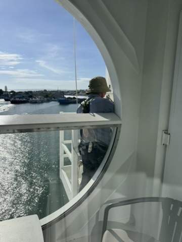 A member of the window-washing crew and equipment blocking the balcony view from cabin 7106